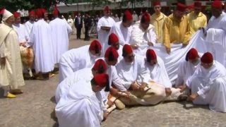 جلالة الملك يؤدي صلاة عيد الأضحى بمسجد الحسن الثاني بتطوان ويتقبل التهاني بهذه المناسبة السعيدة