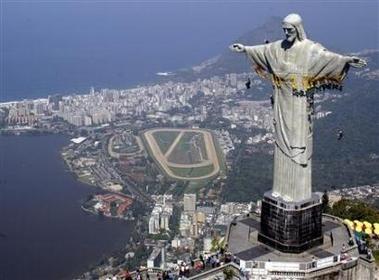 شاب رفع خلال متابعته كأس العالم الآذان بأعلی تمثال للمسيح بالبرازيل وهدا ماحصل له