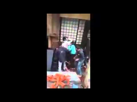 فيديو مروع: عصابة بالدارالبيضاء تعتدي على شاب بالسيوف و تشعل فيه النار