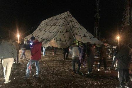 بناء خيام أمام مستودع الأموات بجرادة