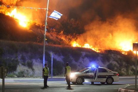 خطير : حرائق إسرائيل تمتد إلى مستوطنات في الضفة الغربية المحتلة