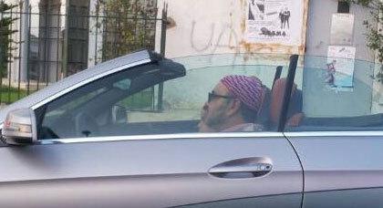 فيديو: الملك يتجول بسيارته بشوارع مدينة العين وسط محاصرة السكان