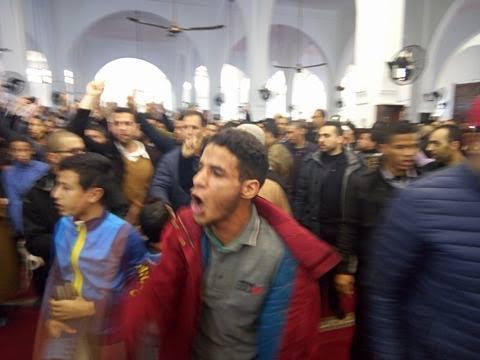 فيديو: المصلون داخل مسجد أهل فاس يمنعون إماماً من صعود المنبر احتجاجا على توقيف الشيخ أبياط