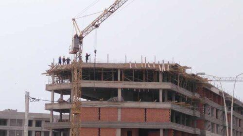 عاجل وخطير: بالصور شاب يهدد بالإنتحار من فوق رافعة بأكادير