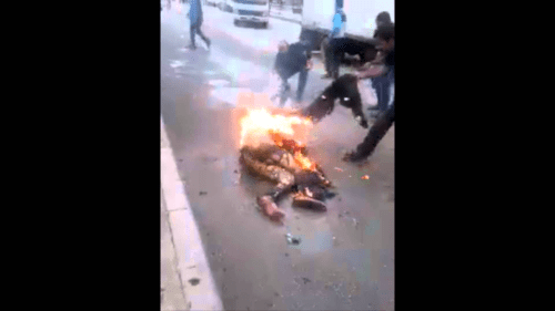 شاب يُشعل النيران في جسده إحتجاجاً على الشرطة