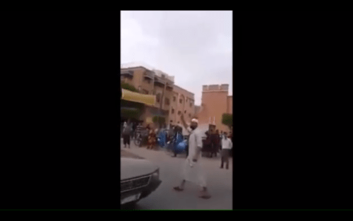 خطير!!.. ملتحي يصرخ ..( انا رسول الله …. احمد في السماء ومحمد في الارض) في الشارع العام بايت عميرة