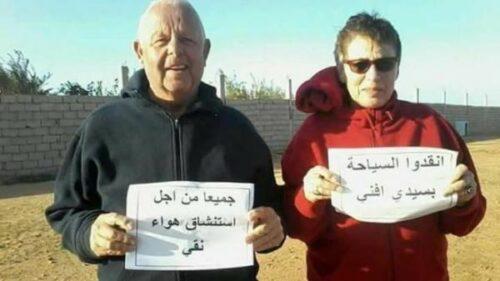 سياح أجانب يرفعون لافتات إحتجاجية بـسيدي إفني تنتقد المسؤولين