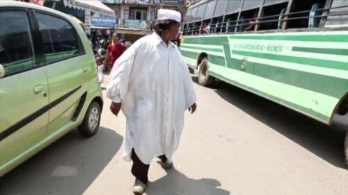 فيديو غريب: رجل هندي يمشي للخلف منذ 27 عام