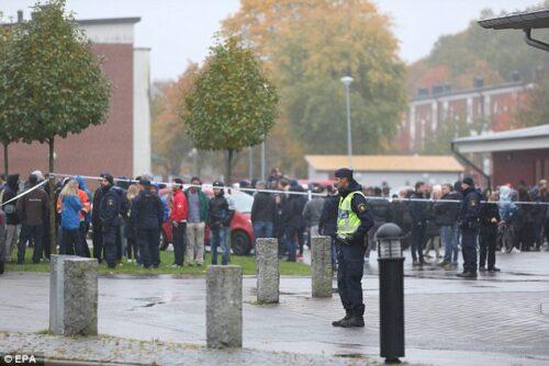 فيديو: مقتل مدرس وإصابة أربعة أسخاص في هجوم بالسيف على مدرسة