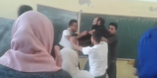 فيديو: فضيحة مضاربة داخل قسم بين أستاذ و تلميذه و هذا ما وقع