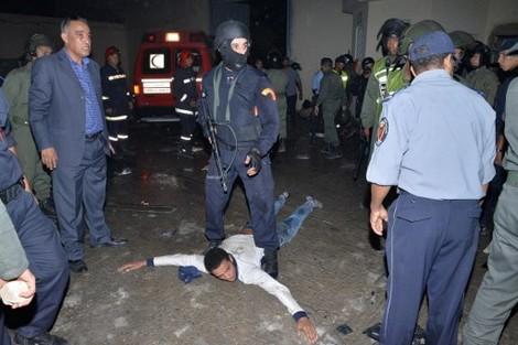 Moroccan authorities arrest a youth after an attempted mass escape in a youth rehabilitation center adjoining the civil prison of Oukacha turned into riots in Casablanca on July 28, 2016. / AFP PHOTO / STR