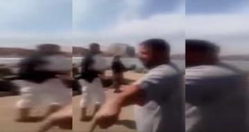 فيديو: رجل يحمل عصا ويطارد شبابا في أوضاع مخلة بالآداب على ألشاطئ
