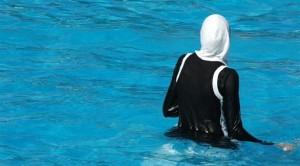 سويسرا تحرم فتاتين مسلمتين من الجنسية لأنهما رفضتا السباحة مع ذكور