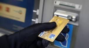 القاء القبض على ثلاثة أشخاص متورطون في تزييف بطاقات الأداء البنكي