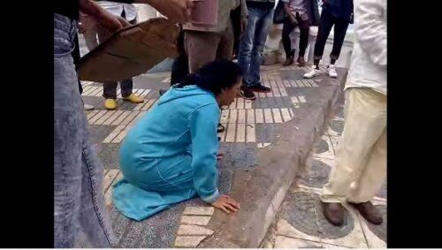 فيديو: لحظة تعرض سيدة لإعتداء خطير من طرف مجهول بالعرائش