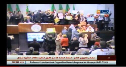 فيديو: عراك واشتباك بالأيدي بين النواب في مجلس الشعب الجزائري